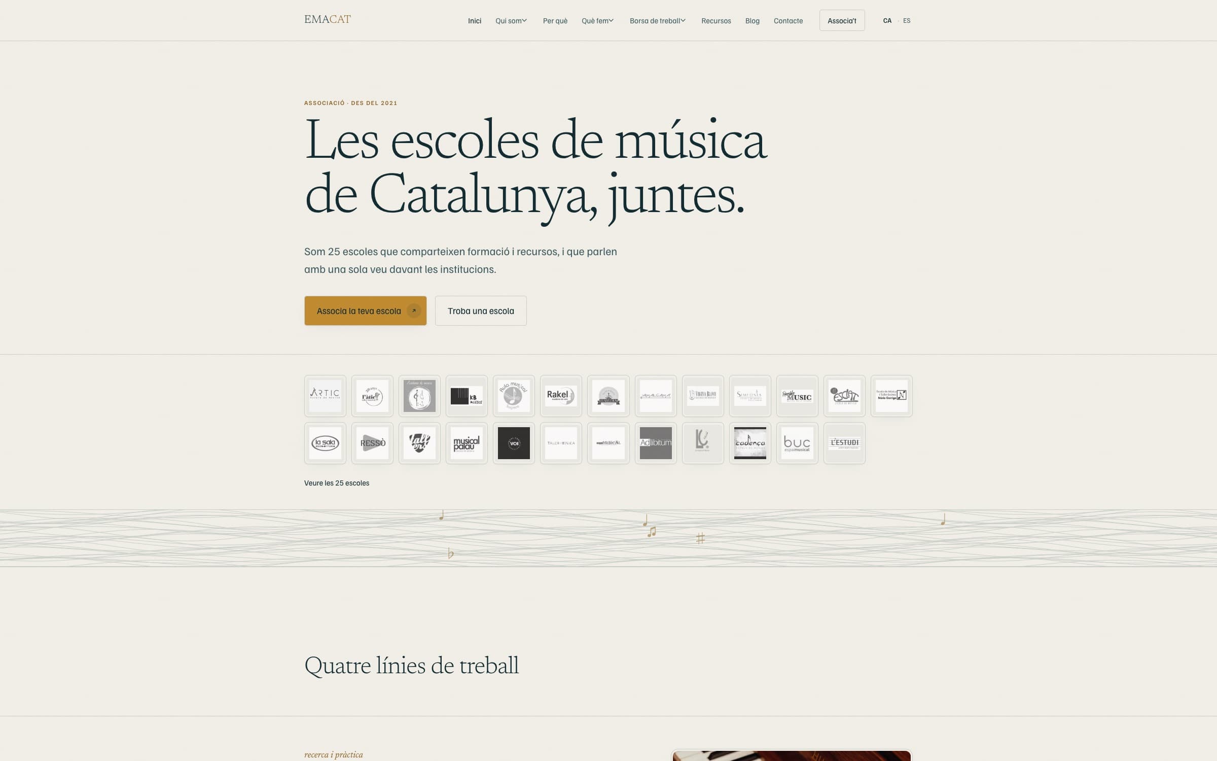 Portada de emacat.cat: el titular «Les escoles de música de Catalunya, juntes.» sobre fondo claro, con los logotipos de las escuelas asociadas debajo.